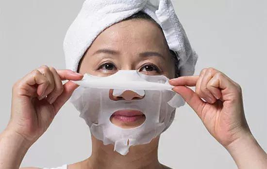 面膜里的塑料纸有什么用,有塑料纸的面膜的正确使用方法