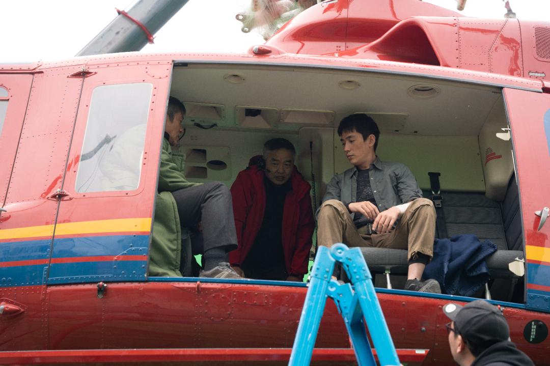 峰暴电影朱一龙怎么拍摄的,朱一龙徒手攀岩花絮