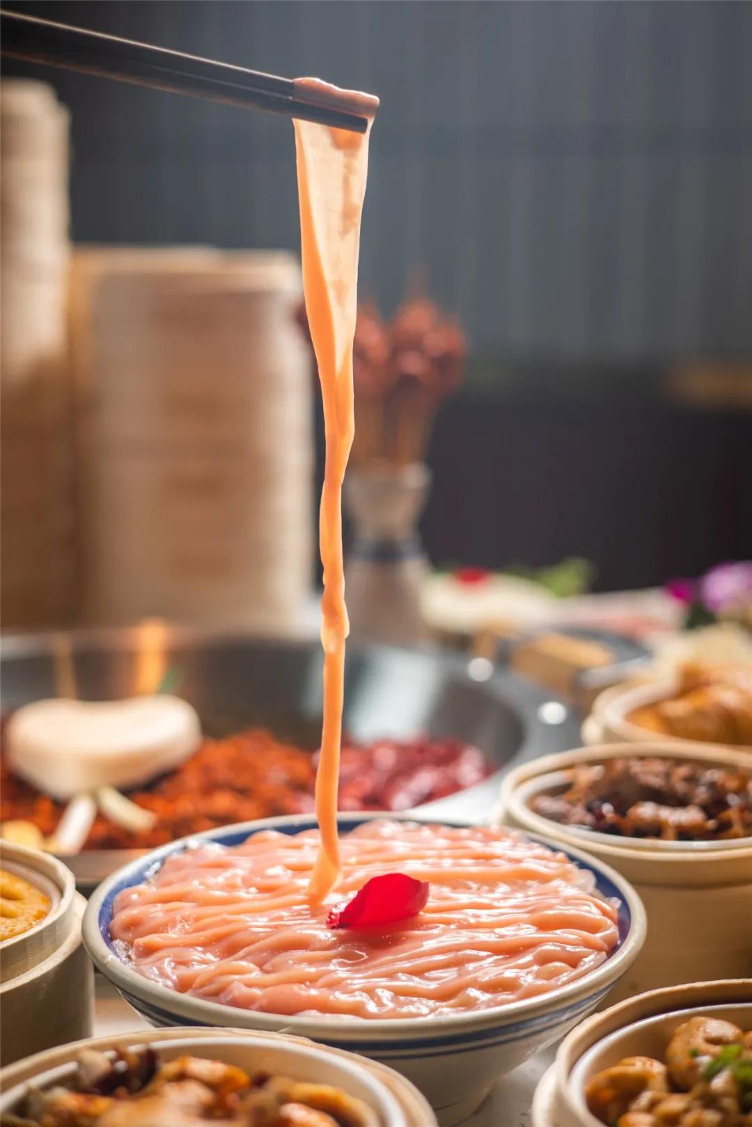 等位2000桌的“卤校长”杀进人广！女生来，免费吃