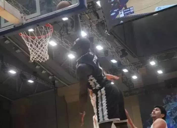 史蒂芬森切球打到詹姆斯,史蒂芬森步行者首秀砍30分集锦