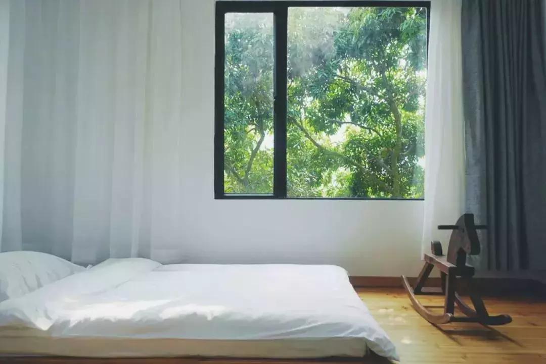 放弃世界顶尖银行工作,他回村当木匠,在废墟上盖出了爆美小院!