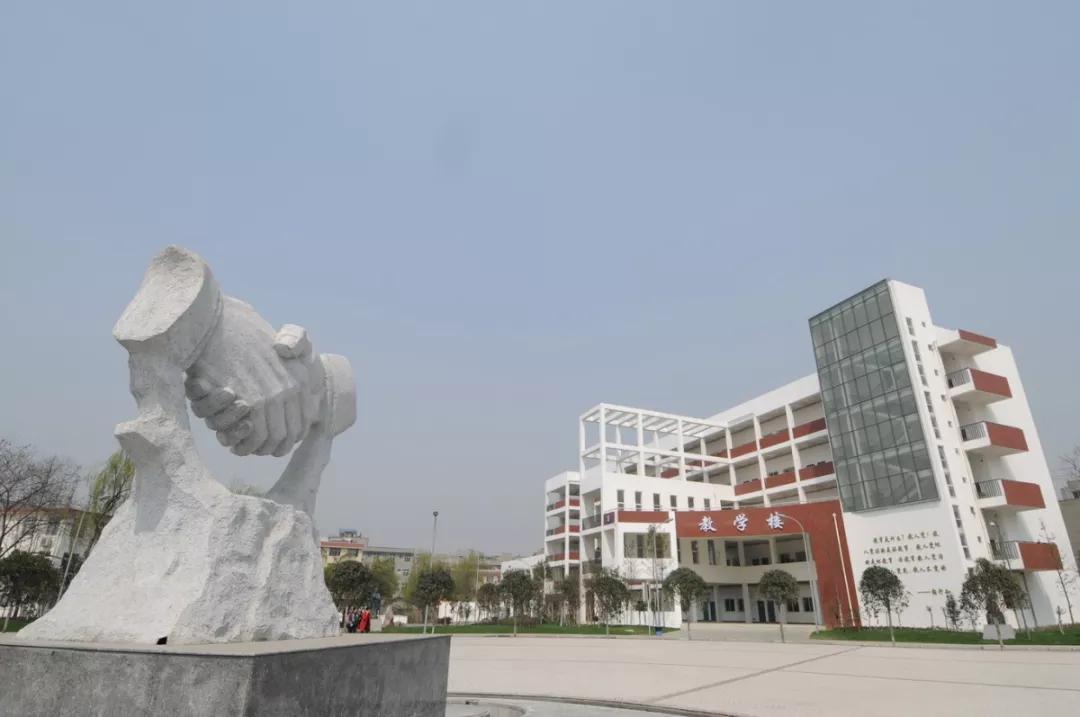 社会应取下有色眼镜，中职生已考上了985、211、还有清华大学