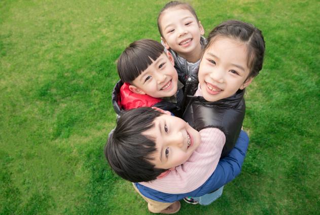 幼儿园孩子性格内向怎么正确引导,孩子很害羞不愿意和陌生人交流