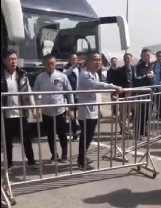 中超赛场再现丑陋一幕,中超比赛奇葩一幕7个防不住3个