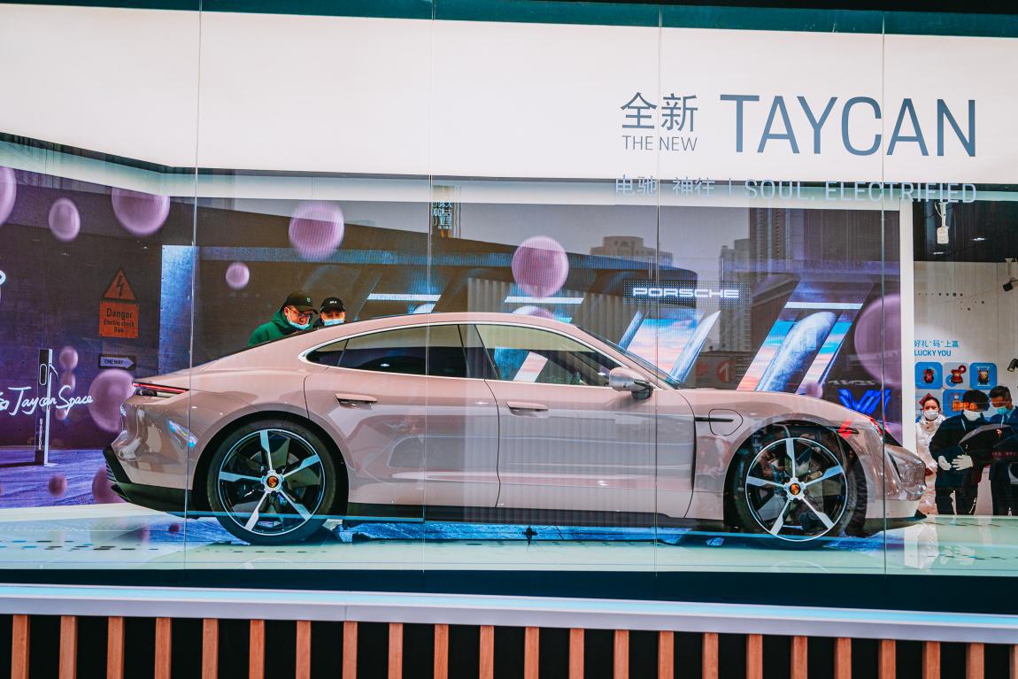 taycanturbos冰莓粉,买不起taycan的比亚迪