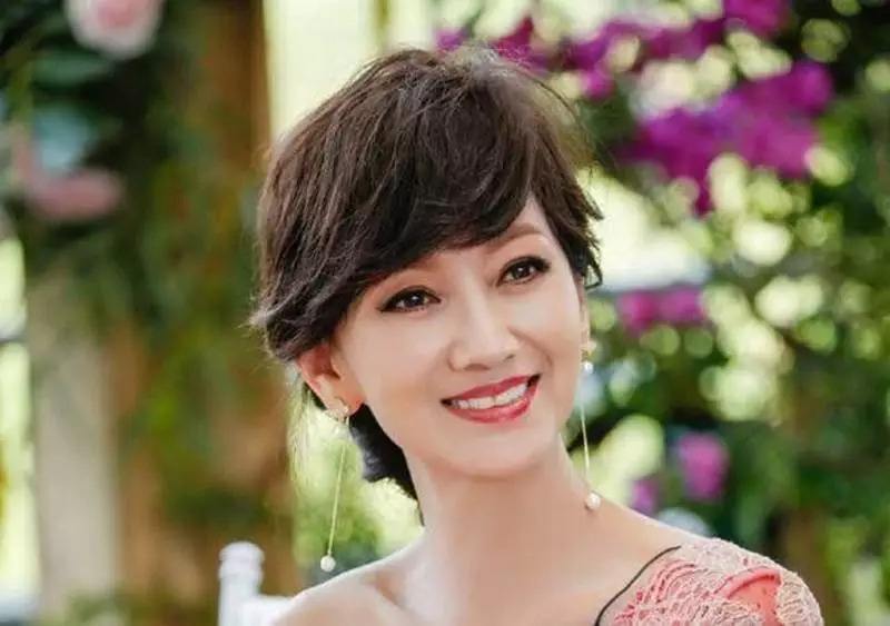 “最年轻岳母”走红,抱娃和女婿同框像一家三口,女儿:压力好大