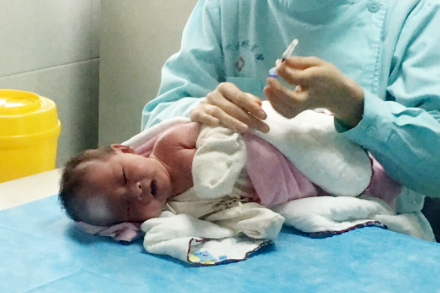 新生儿预防针自费的哪些有必要打,新生儿打预防针醒着好还是睡着好