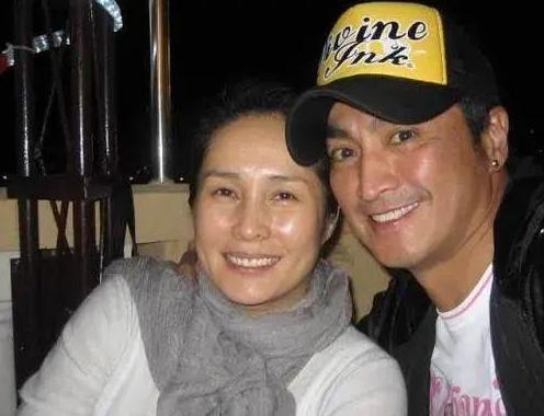 搬尸工逆袭身价过亿，61岁何家劲为初恋守身不婚，路边喝5元糖水