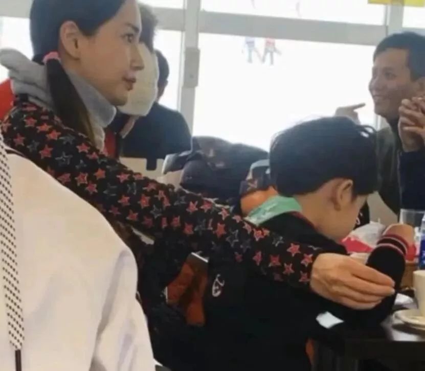 baby当妈妈了吗,baby素颜带儿子外出