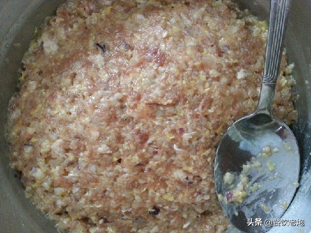 最简单包包子手法教程,教学简单包子的包法慢动作