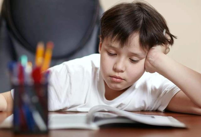 一写作业就哭闹的孩子该怎么教育,一写作业就睡觉的孩子咋办