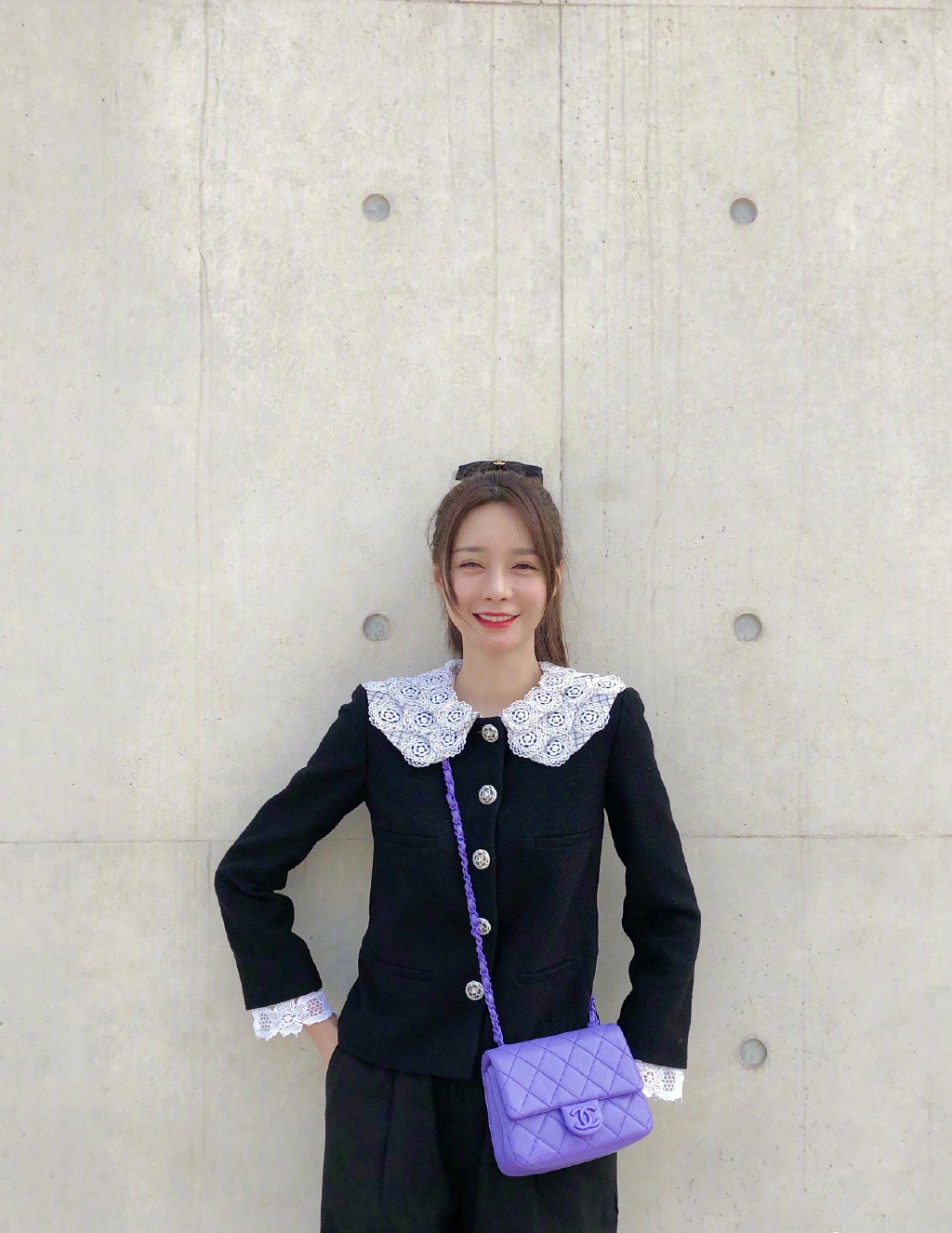 沈梦辰穿短款上衣秀小蛮腰,沈梦辰彩色针织外套开叉现身机场