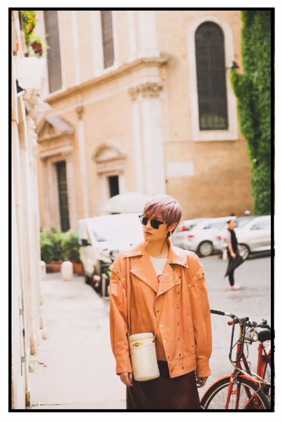 没想到皮夹克还有减龄的作用！“人间芭比”lisa和超模都在穿