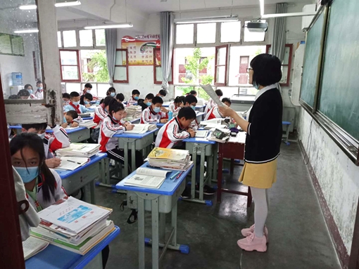 品德高尚，情暖人间——汉滨张滩高中学生家长赠送锦旗感谢学校教师