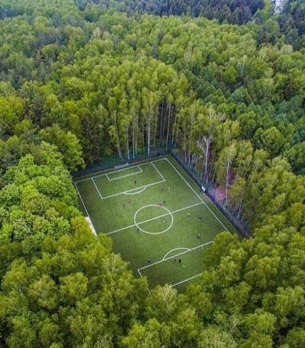 不一定是要朝圣，想要猎奇就来这些民间足球场看看吧！