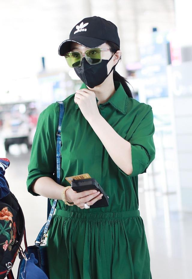 范冰冰身形圆润胖成球,范冰冰风头正势穿西装霸气走机场