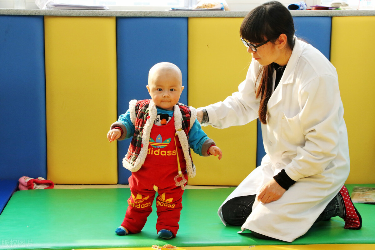 孩子确诊脑瘫，父母应该放弃治疗吗？脑瘫不是绝症