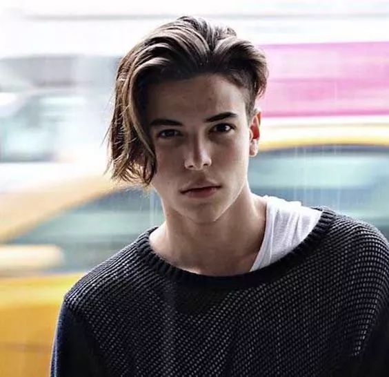 现在比较流行的男士发型有哪些,男士硬发质发型长发