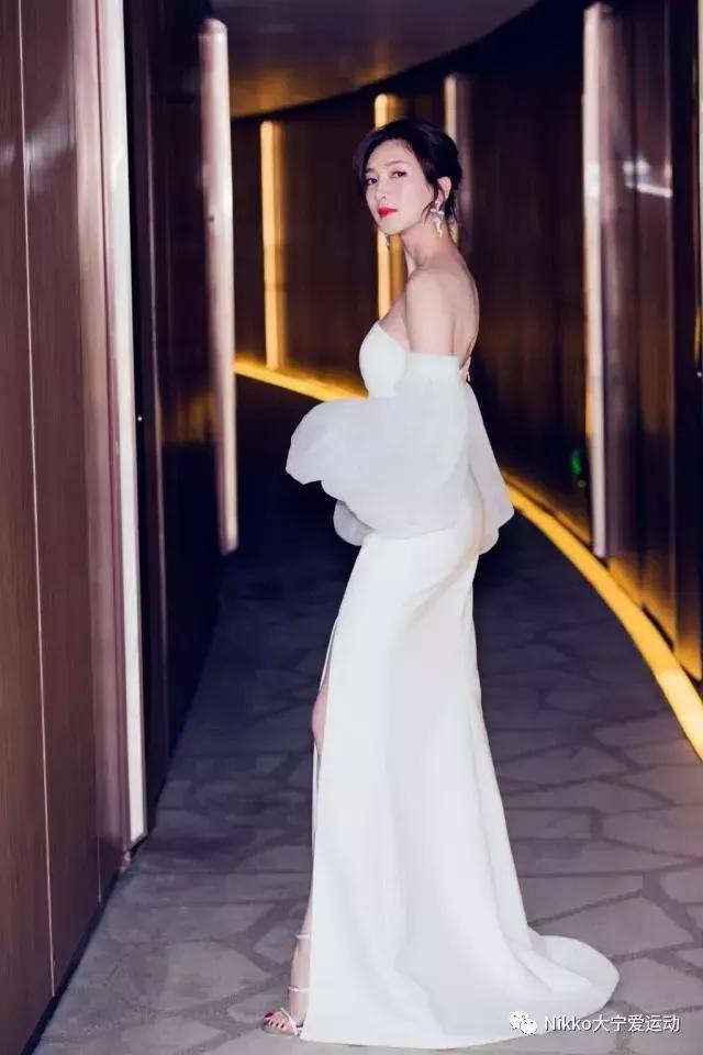 怎么减掉斜方肌变成一字肩,女人天鹅颈怎么练出来