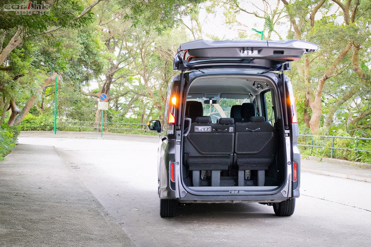 汽车后盖开启方向,汽车后盖的打开按键