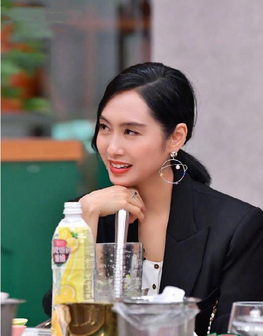 48岁朱茵穿蓝裙,已经47岁的朱茵依旧满脸的灵气