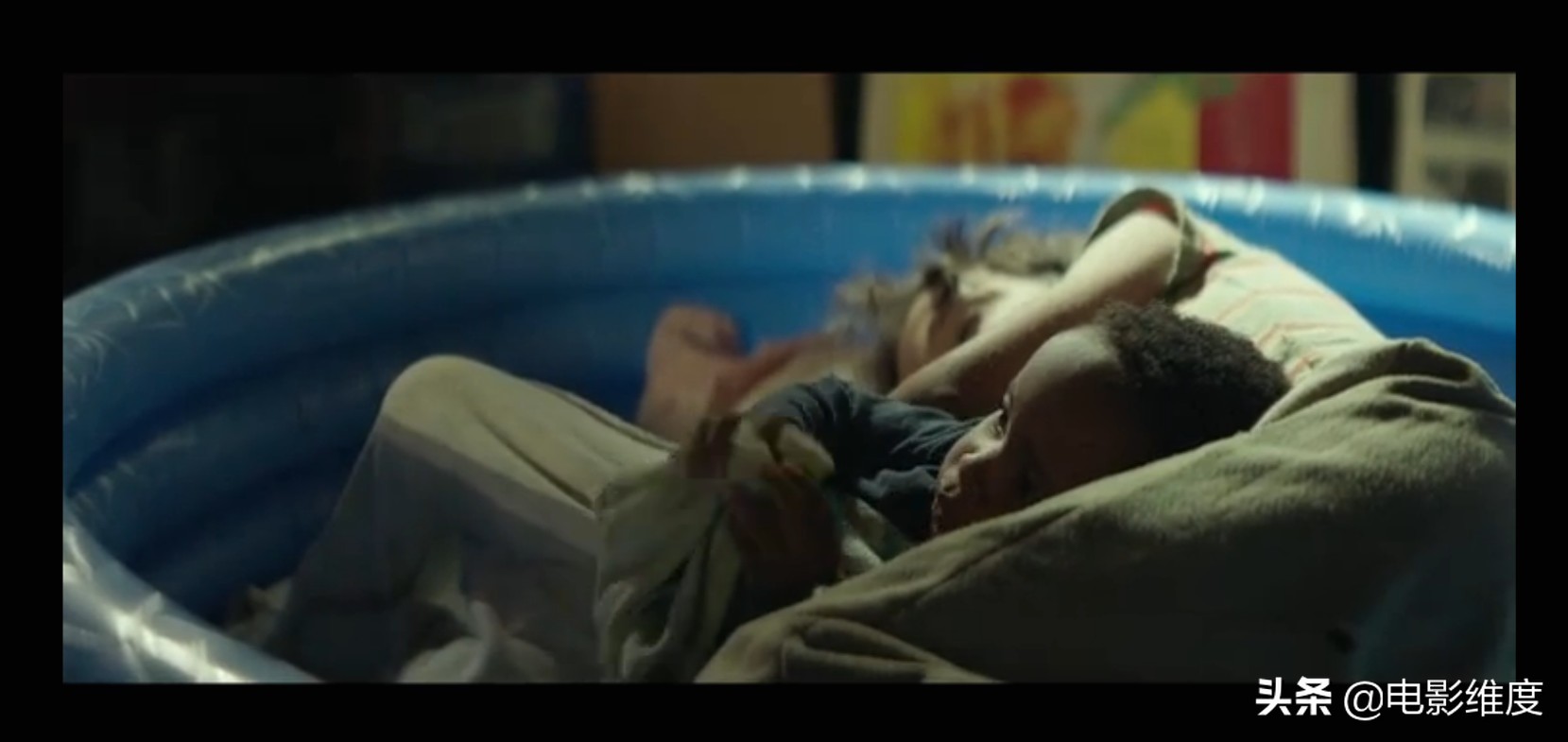 12岁男孩扎因在贫民窟挣扎求生，最后起诉父母生而不养！