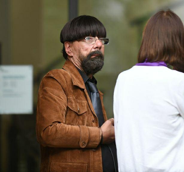 英国66岁老人伪装成学生进校园骚扰女生警方在他家搜到各种校服