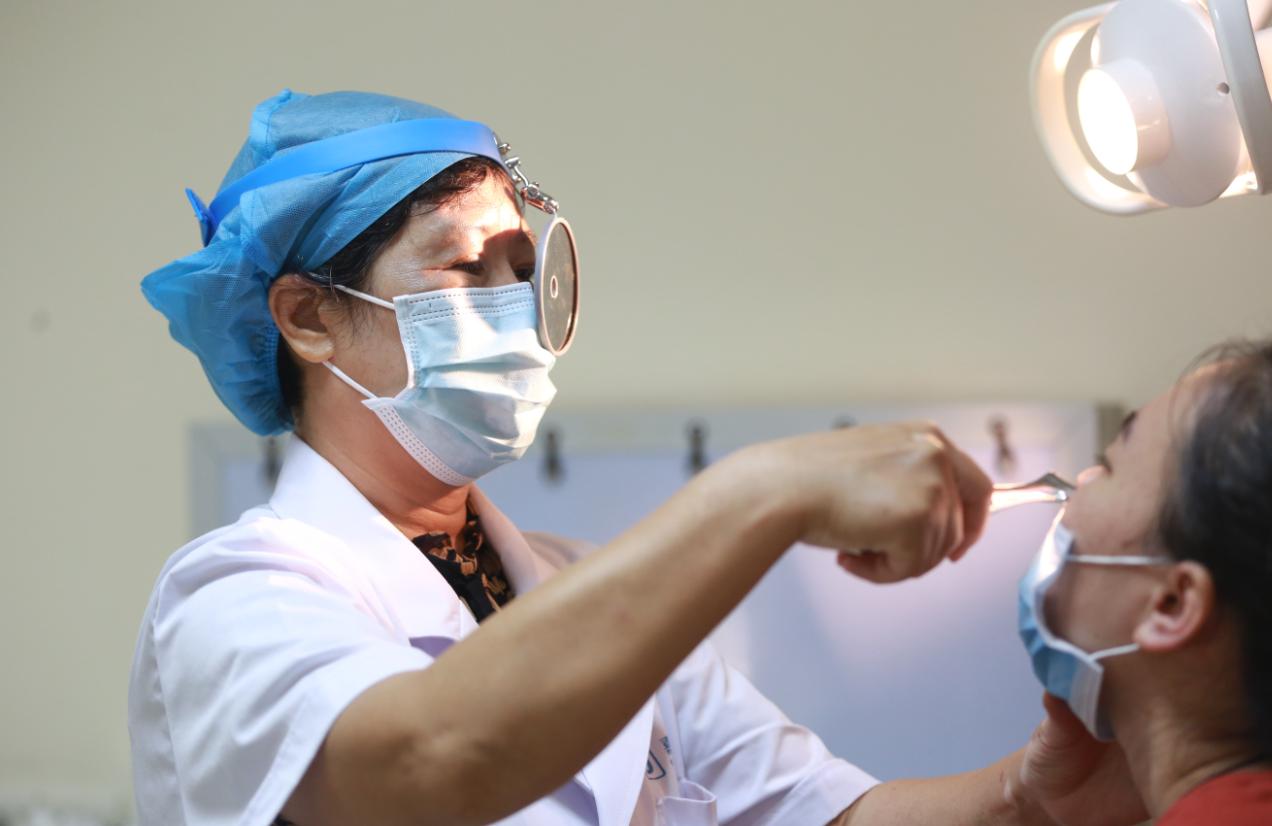 慢性鼻炎要去耳鼻喉科吗,耳鼻喉科医生教你治鼻炎