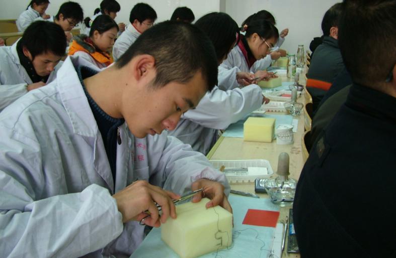 专科医学生毕业后的出路在哪,医学专科的毕业生就业前景