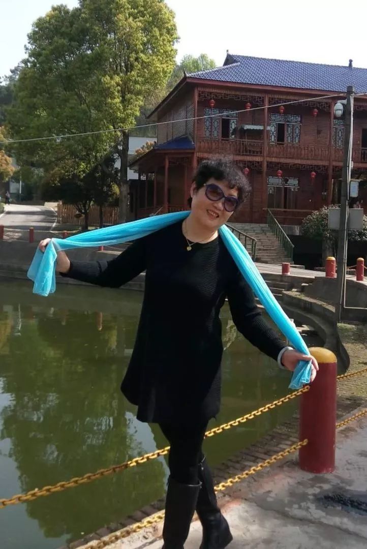 大妈旅游照专用动作,中国大妈外出旅游标准动作