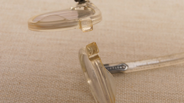 眼镜坏了可以用啥胶粘,眼镜坏了用什么胶粘最好