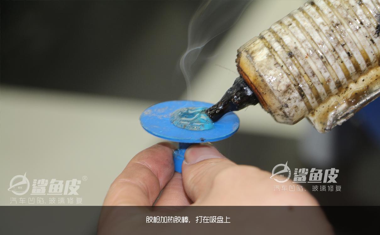 汽车叶子板凹陷修复的两种办法,奥迪a4叶子板凹陷修复要多久