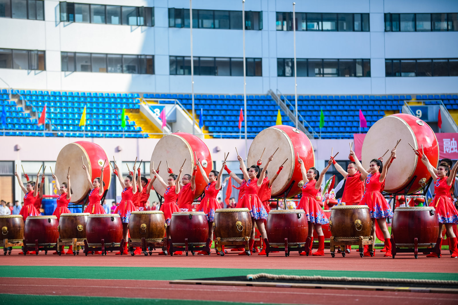 欢歌锣鼓与驰骋赛场背后的浦发故事