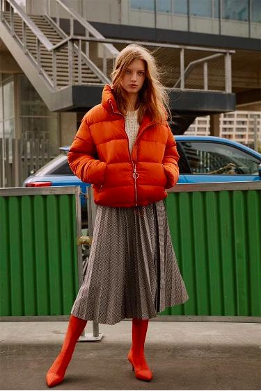 短款宽松羽绒服搭配单跟鞋,洋气短款羽绒服搭裤子