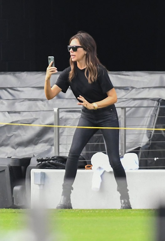 贝克汉姆带娃的视频,贝克汉姆带儿子踢足球