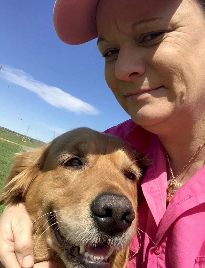 一只和主人遛弯的拖布狗，两次被小老鼠攀附，鉴定后却是袋貂