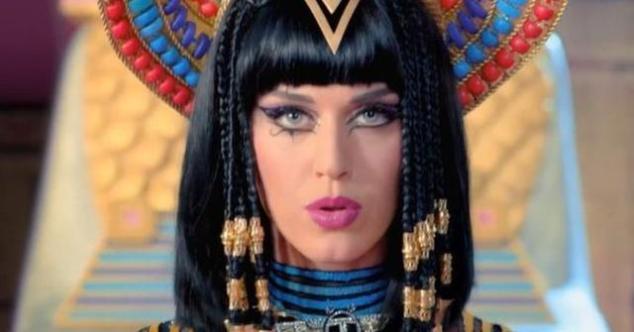 水果姐被控性骚扰？男模：她当众扒下我的裤子，让我露出*处私**