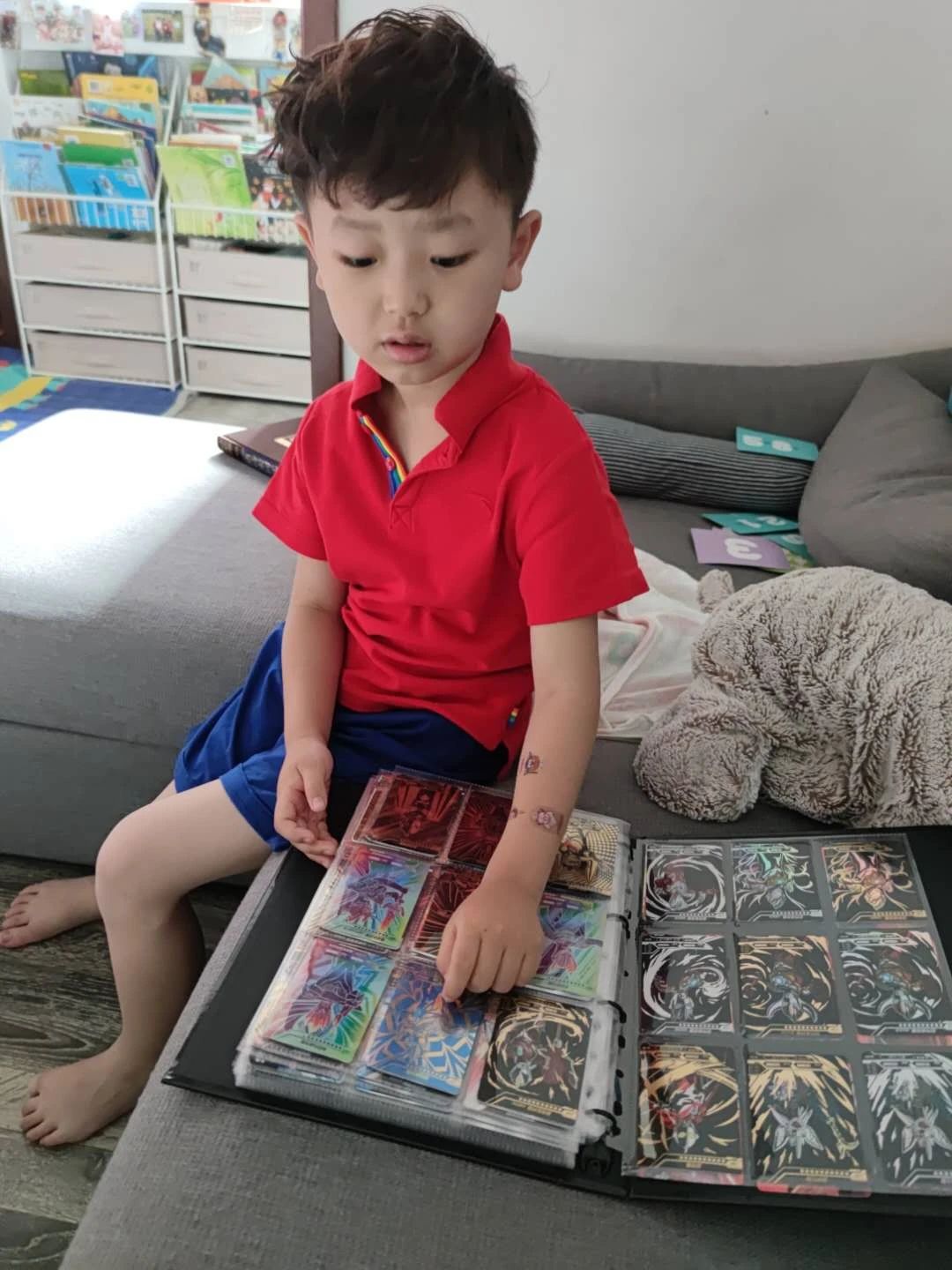 奥特曼卡片是雷霆还是黑钻版,奥特曼卡片到底要不要买呢