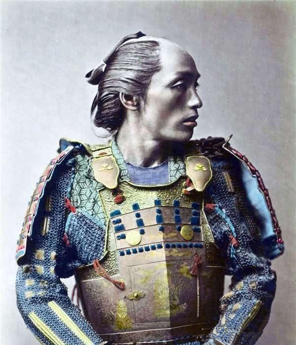 日本骑马武士的真实面貌：马穿铠甲，马鞍上挂黄豆袋和粮袋