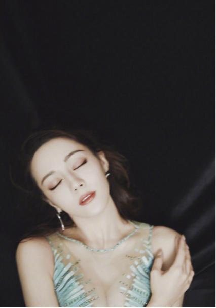 迪丽热巴黑色紧身裙造型全部,迪丽热巴穿着条纹裙简直美爆了