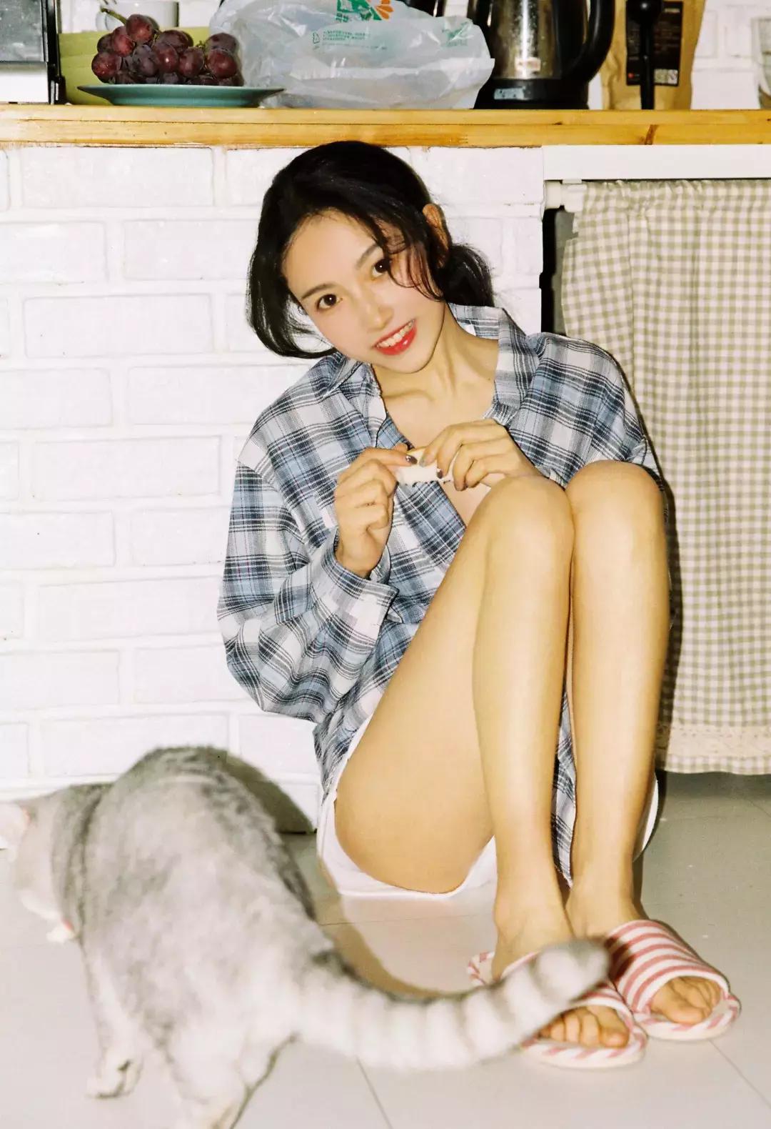 如何居家拍出自然写真照 (在家自己怎么拍出好看的照片写真)