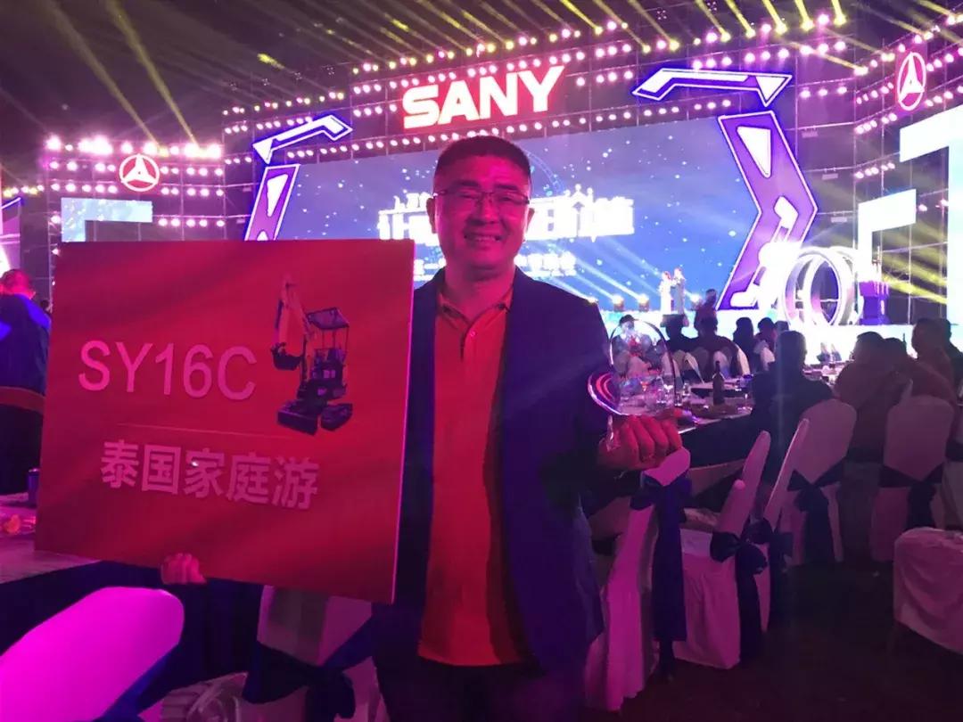 他的挖掘机干了16年，一年要挣40万；而他用一台赚6台