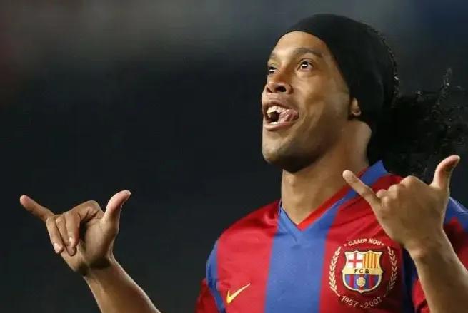 小罗踢野球场完整版,小罗和大罗踢野球