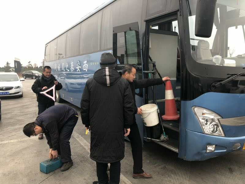 开往西安旅游大巴交通事故,西安公交抛锚拥堵四公里