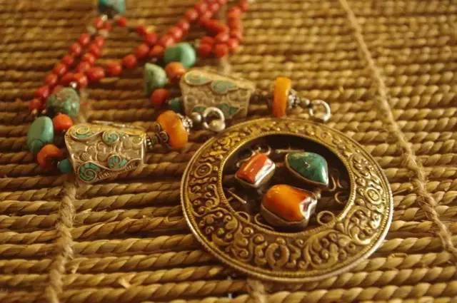 蒙古族为何对银首饰情有独钟,蒙古族为啥喜欢戴银饰