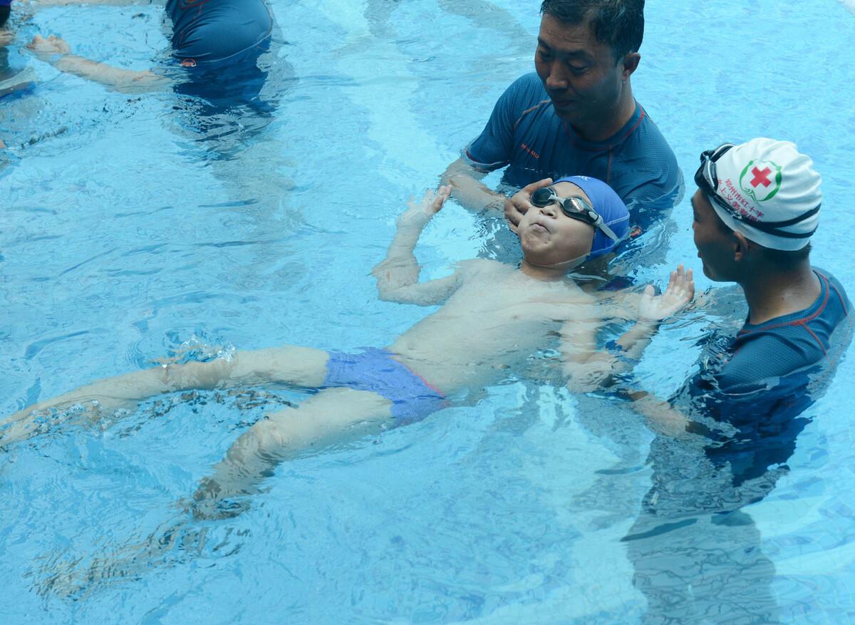 孩子落水自救方法视频,落水后想自救用自身游泳方式自救