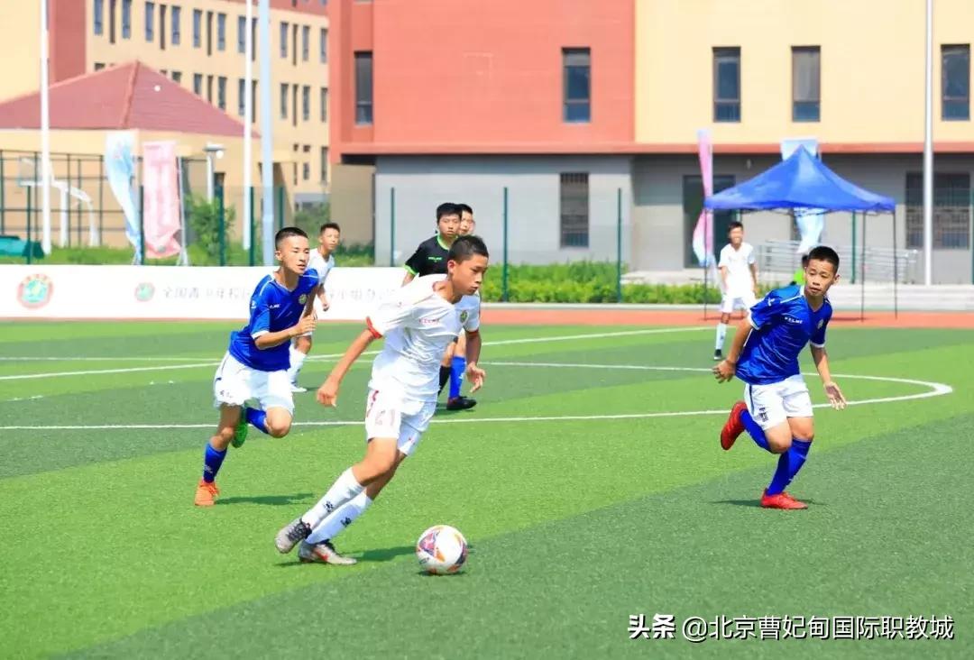 酷暑炎夏也挡不住球友打球的决心,足球绿茵场上的激情与梦想