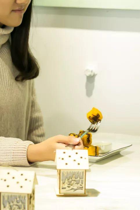 双色的双层小店，晚上有满天星星，呆足一天也不够