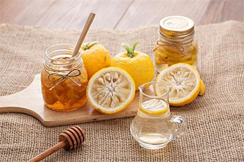 自制蜂蜜淡斑面膜,面粉牛奶蜂蜜面膜自制方法