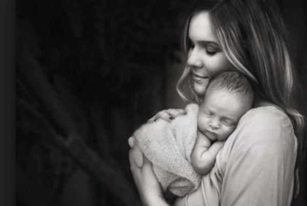 新生儿怎么抱才不会呛到,新生儿怎样抱会伤脊椎